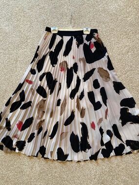 Nic & Zoe crystal pleated fully lined print skirt. Size Small